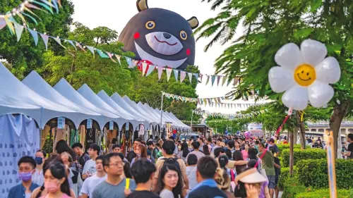 ▲搭乘愛河貢多拉船及愛之船欣賞熱氣球。（圖／高市府觀光局提供）