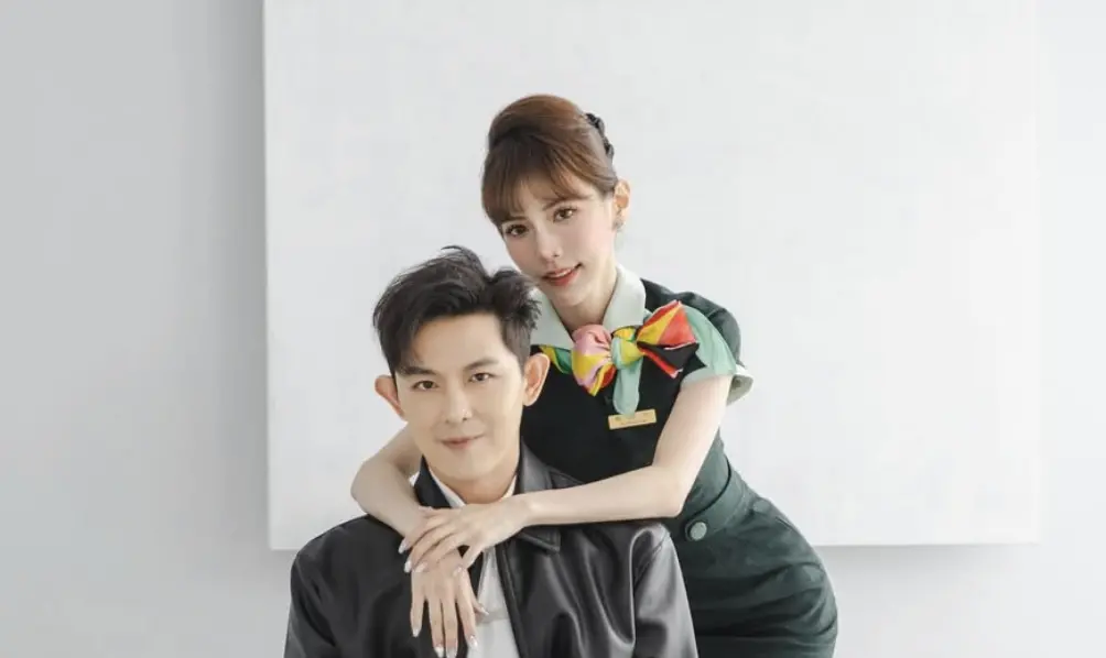 ▲近期長榮航空空姐過勞猝死事件震撼全台，對此身為前長榮空服員的敖犬（左）妻子發發（右），也痛心發聲。（圖／發發 IG @piglettickle）