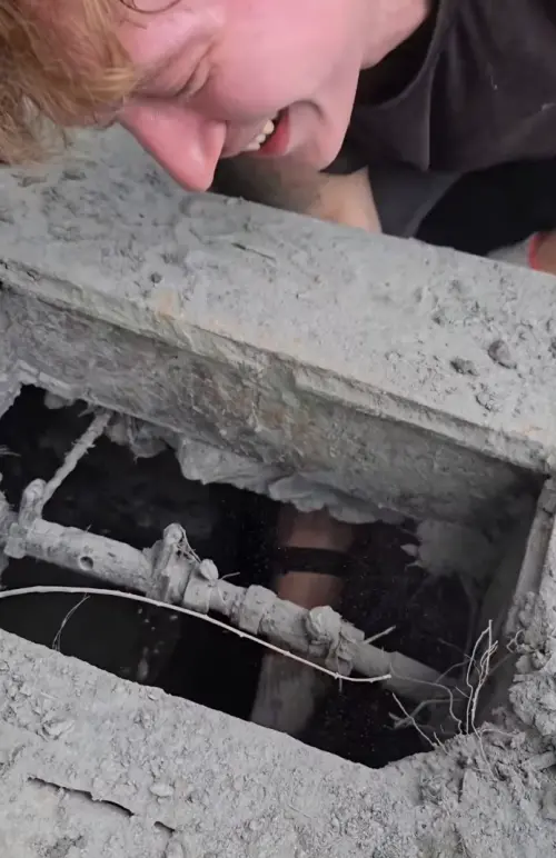 ▲Jacob在災區連水溝都願意下去清理。（圖／IG@Jacob Pugmire）