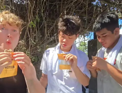 ▲Jacob自費在災區發放自己製作的蛋白棒，與其他鏟子超人分享。（圖／IG@Jacob Pugmire）