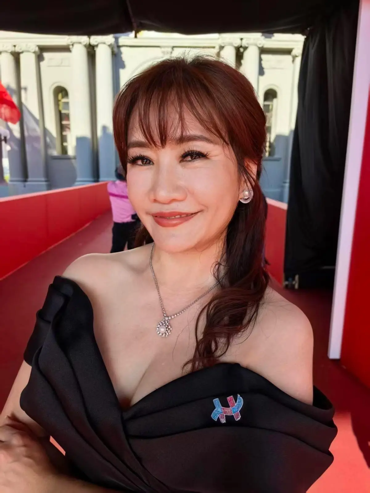 ▲國慶大典主持人王淺秋胸前Metasoul項鍊「魅力光影」，設計靈感出自光學股王大立光，展現台灣產業美學。（圖／業者提供）