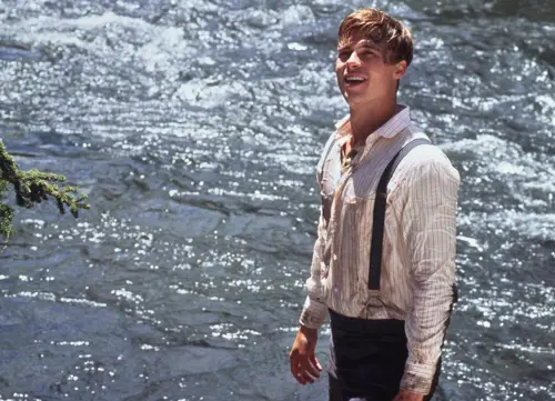 ▲勞勃瑞福執導的《大河戀》，讓被稱長相酷似他年輕時的布萊德彼特（如圖）大為走紅。（圖／金馬影展提供）