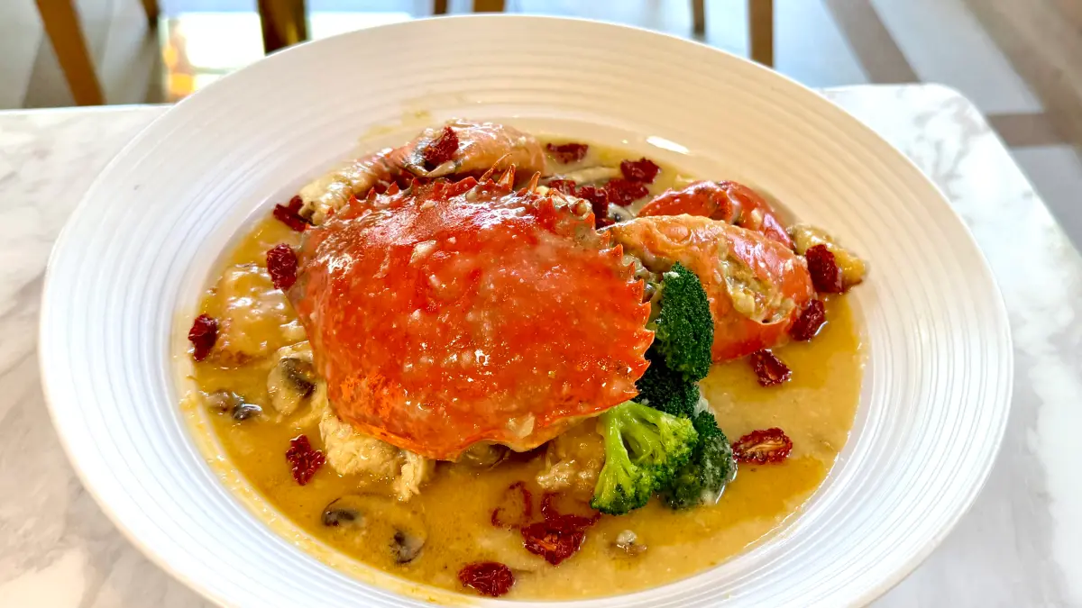 ▲秋季吃螃蟹！玖尹端出「金蒜雲呢拿沙公、松葉蟹鉗海鮮餃」新菜共11道盛宴，點沙公「免費送養生煲湯」。台北晶華酒店「三燔本家」也有鱈場蟹鍋物宴四吃。（圖／記者蕭涵云攝）