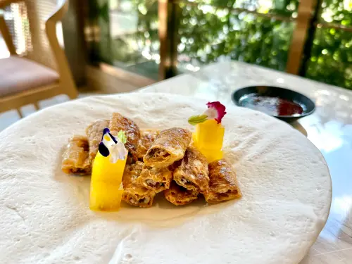 ▲前菜「蟹粉響鈴佐薄荷梅肉醬」388元。（圖／記者蕭涵云攝）