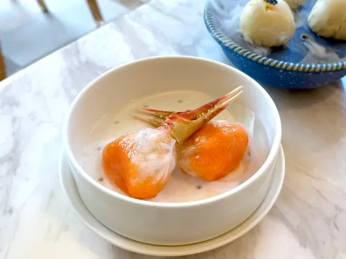 ▲「松葉蟹鉗海鮮餃」388元／2顆。（圖／記者蕭涵云攝）