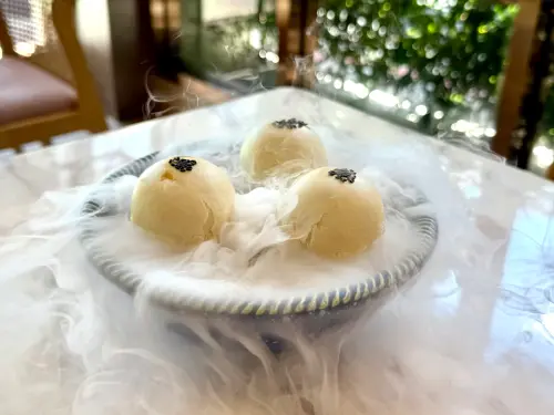 ▲「蟹黃咖哩蟹粉酥」428元／3顆。（圖／記者蕭涵云攝）