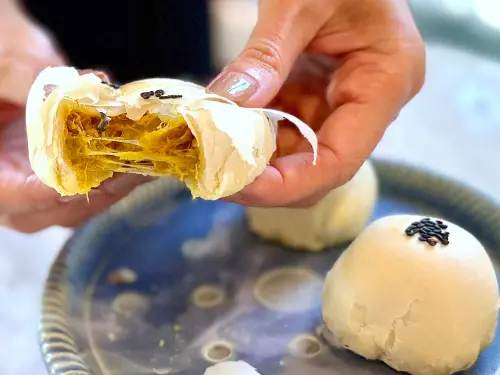 ▲剝開「蟹黃咖哩蟹粉酥」，濃郁起司牽絲誘人。（圖／記者蕭涵云攝）