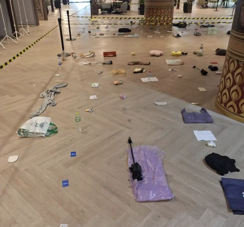 ▲泰國人習慣以「放物佔位」的方式排隊，每個人都默契十足，沒有人亂拿或插隊。（圖／翻攝自《泰國清邁象 Chiang Mai Elephant》臉書）