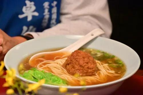 ▲盧秀燕為卓伯源點了獅子頭麵，卓伯源馬上接腔吉祥話「吃獅子頭就有機會當頭」。（圖／記者顏幸如攝，2025.10.13）