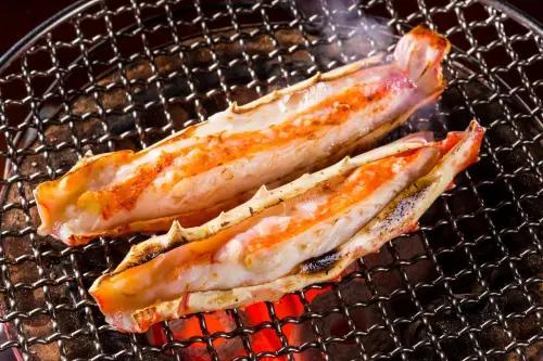 ▲三燔本家「炭烤鱈場蟹腳」開吃。（圖／台北晶華酒店提供）