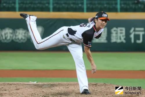 ▲統一獅高塩將樹在季後賽G4「生死戰」面對樂天桃猿中繼2局無失分。（圖／記者朱永強攝 ,2025.10.13）