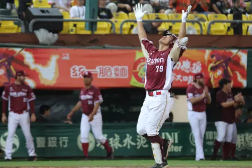 ▲樂天桃猿40歲老將林智平面對統一獅終結者陳韻文，大棒一揮打出三分砲，雙方回到平手局面，澄清湖棒球場全場獅迷鴉雀無聲，難以接受事實。（圖／樂天桃猿提供）