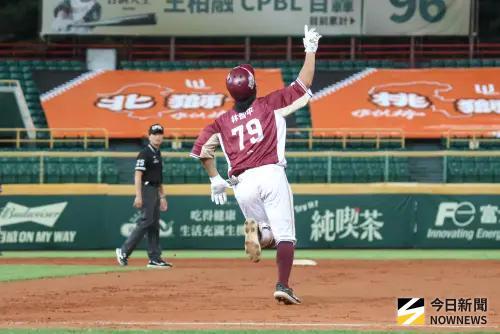▲樂天桃猿林智平在季後賽「生死戰」G4從陳韻文手中敲出追平3分砲，助隊以3：3扳平戰局。（圖／記者朱永強攝 ,2025.10.13）