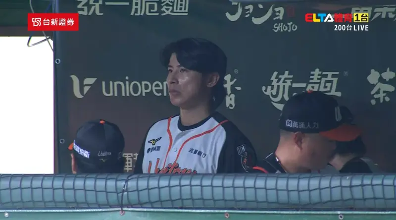 ▲統一獅慘遭樂天桃猿史詩性逆轉，隊長陳傑憲向球迷獻上深深一鞠躬，抿著嘴眼眶疑似泛紅，退場後呆坐在休息室直望前方，對於這場足以載入史冊的戰役，表情滿是無奈。（圖／CPBLtv）