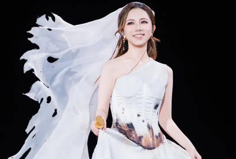 ▲G.E.M.鄧紫棋《I AM GLORIA 2.0》世界巡迴演唱會加演場將於2月11日上午11點售票，為了助攻粉絲順利進場，《NOWNEWS今日新聞》整理最完整的搶票攻略、票價座位與售票平台資訊懶人包，方便手刀搶票。（圖／翻攝自鄧紫棋IG@gem0816）