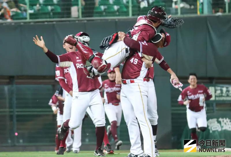 ▲樂天桃猿季後賽「生死戰」G4，演出大逆轉，延長賽以4：3擊退統一獅，完成中職史上首次「下剋上」。（圖／記者朱永強攝 ,2025.10.13）