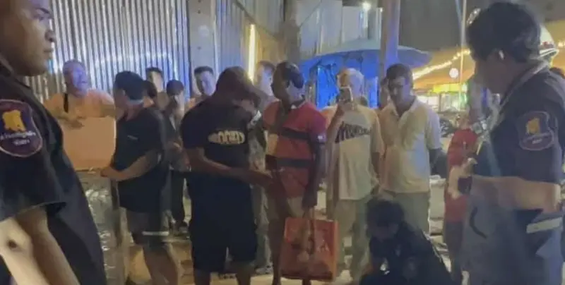 ▲泰國芭達雅發生外國旅客衝突事件，一名印度男子疑因隨地小便與當地人爭執後被毆昏送醫。（圖／翻攝自KhaoSod）