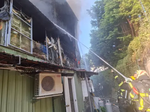 北市士林清晨大火！公寓2樓「火舌猛竄、黑煙狂噴」現場畫面驚悚
