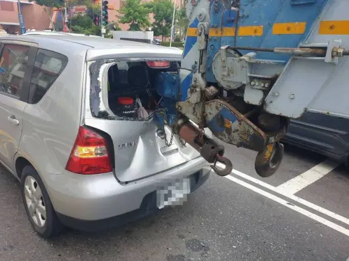 開車講電話釀禍！彰化吊車吊臂插進轎車後座　女駕駛險沒命
