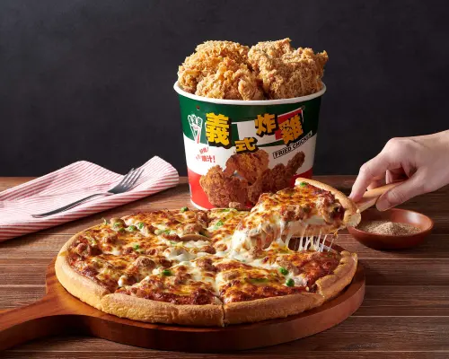 ▲拿坡里大披薩買一送一！炸雞買4送4。（圖／三商餐飲提供）