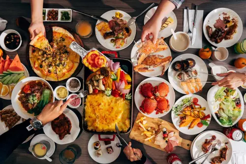 ▲聯合自助餐券每張850元，買10送1、買20送2依此類推，買50加碼送10！最低每張709元起，即可享用台北凱撒、台北凱達及新板希爾頓自助餐和牛吃到飽。（圖 / 凱撒飯店連鎖提供）