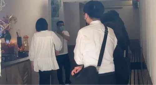 ▲長榮航空34歲孫姓空服員過世，胞姊（左）在殯儀館為她打理後事，同事親友前來送行。（圖／讀者提供，2025.10.14）