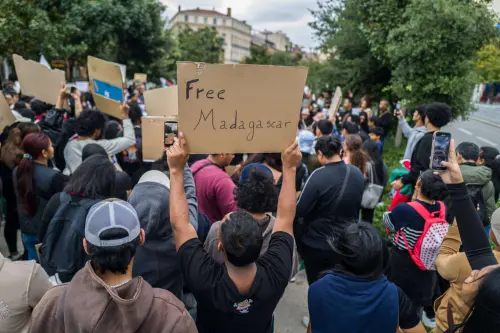 ▲馬達加斯加民眾上街舉牌示威，抗議水電短缺和當局失職的問題。（圖／美聯社／達志影像）
