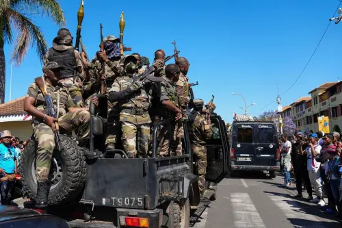 ▲馬達加斯加爆發示威抗議，就連軍方、憲兵也倒戈。圖為士兵在首都塔那那利佛受到群眾歡迎。（圖／美聯社／達志影像）