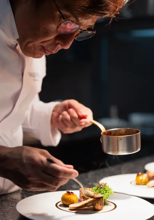 ▲連續五年榮獲東京米其林二星肯定的 ASAHINA Gastronome，主廚朝比奈悟師承「二十世紀最偉大的廚師」喬爾‧侯布雄，擁有超過30年的廚藝歷程。（圖／漢來美食提供）