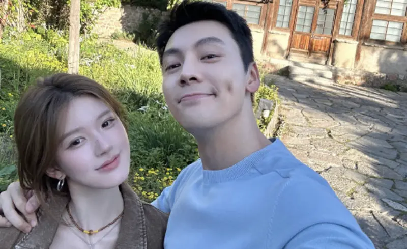 ▲陳偉霆（右）結婚疑似早有端倪，之前他被問是否要二搭趙露思（左）演情侶時，陳偉霆笑說「哥哥老了」，避開正面回答，疑似怕老婆何穗吃醋。（圖／微博＠電視劇許我耀眼）