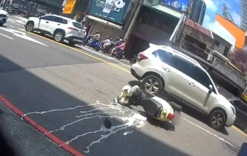 ▲台中一名男子因安全帽沒扣好被警方攔查，沒想到他竟是一名通緝犯，想逃跑還自撞轎車倒地，剛買的奶茶也灑了一地。（圖／翻攝畫面）