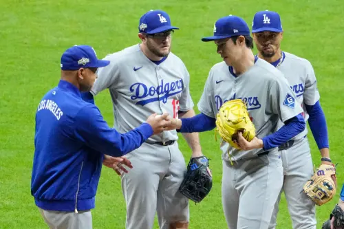 ▲道奇隊守護神佐佐木朗希於第九局登板出現亂流，臉色發白被換下場，所幸崔南救火成功，道奇隊驚險奪下國聯冠軍系列戰首勝。（圖／路透／達志影像）