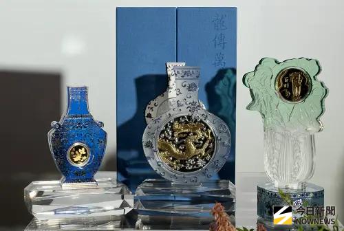 ▲台灣銀行、國立故宮博物院與中央造幣廠聯手推山「故宮百年紀念金銀條塊」系列商品，3款1套售價破20萬元。（圖／記者顏真真攝）