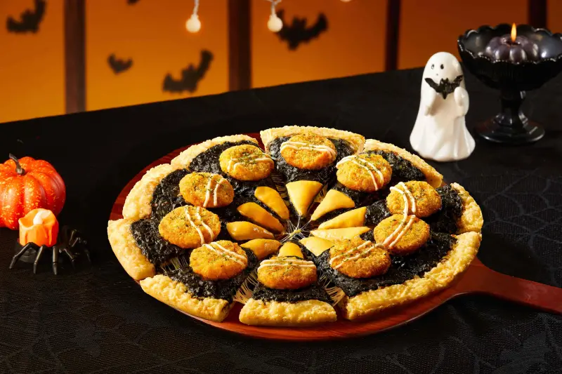 ▲10月連假迎接萬聖節，必勝客「黑咖哩黃金豬排披薩」，每一片披薩都吃得到紮實黃金豬排，下殺399元近5折開吃。點點心「黑俠豬仔包、萌鬼蝙蝠蛋塔」4大萌鬼點心快閃。（圖／必勝客提供）