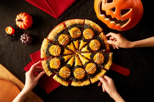 ▲必勝客萬聖節限定「黑咖哩黃金豬排披薩」399元優惠開吃。（圖／必勝客提供）