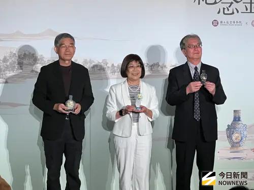 ▲台灣銀行今（14）日推出限量「故宮百年紀念金銀條塊」系列商品，董事長凌忠嫄（中）與國立故宮博物院副院長黃永泰（左）、中央造幣廠長葉牧青合影。（圖／記者顏真真攝）