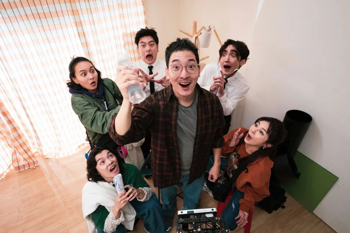 ▲許時豪（中）主演的《拍射吧！廷方！》入圍金鐘2獎項，劇中他飾演癌末導演，拍A片換取陽壽，連岳母王彩樺都加入戰局。（圖／金魚企劃有限公司與一團和氣有限公司 聯合提供）