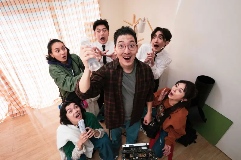 ▲許時豪（中）主演的《拍射吧！廷方！》入圍金鐘2獎項，劇中他飾演癌末導演，拍A片換取陽壽，連岳母王彩樺都加入戰局。（圖／金魚企劃有限公司與一團和氣有限公司 聯合提供）