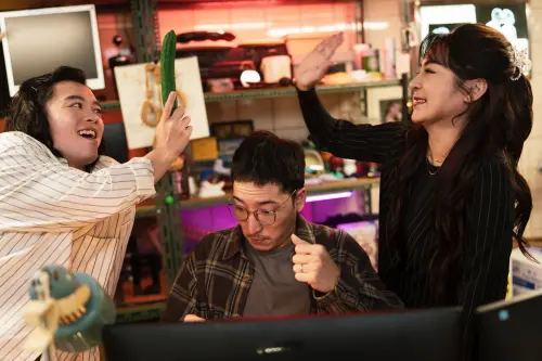 ▲《拍射吧！廷方！》王彩樺（右）、許時豪（中）飾演岳母跟女婿。（圖／金魚企劃有限公司與一團和氣有限公司 聯合提供）