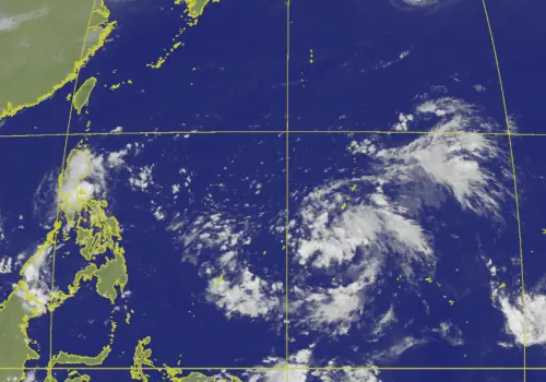▲熱帶擾動96Ｗ距離台灣還有一段距離，不過沿途會經過「高海溫、低風切」的環境，發展環境與條件相當有利。（圖／中央氣象署cwa.gov.tw）