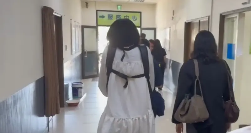 ▲孫姓空姐的大姊揹著骨灰罈，與家屬一起離開殯儀館。（圖／讀者提供，2025.10.14）