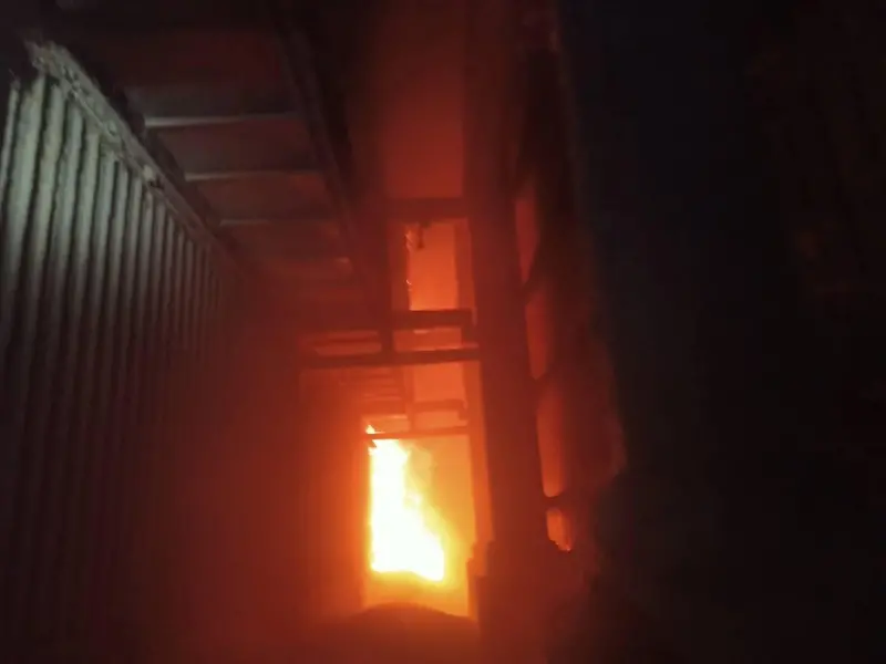 ▲今天上午10點多，桃園市楊梅區農會穀倉驚傳火警，燃燒面積約200平方公尺。（圖／桃園市消防局提供）