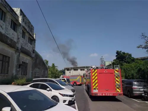 ▲今天上午10點多，桃園市楊梅區農會穀倉驚傳火警，燃燒面積約200平方公尺。（圖／桃園市消防局提供