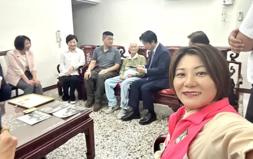 5天2度歡樂同框！賴清德探望台中百歲人瑞送金鎖片　盧秀燕忙趕場
