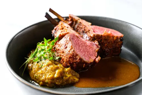 ▲夏花餐室此次餐會菜色相當有趣，主菜有以陳年自製味噌烤大蒜、樹番茄酸甜醬，來搭配牛排或羊排。（圖／夏花餐室提供）