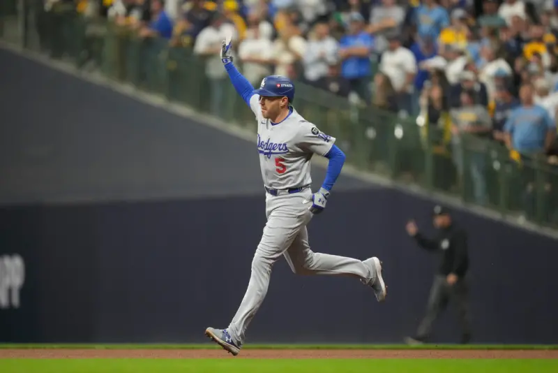 ▲在美國職棒大聯盟（Major League Baseball）國聯冠軍系列賽（NLCS）首戰中，洛杉磯道奇靠著弗里曼（Freddie Freeman）於6局上轟出的致勝陽春砲，以2：1力克密爾瓦基釀酒人，成功在七戰四勝制的系列賽中拔得頭籌。（圖／美聯社／達志影像）