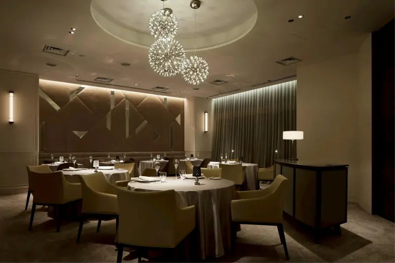 ▲東京米其林二星餐廳「ASAHINA Gastronome」接受漢來美食邀請，由主廚Satoru Asahina朝比奈悟率領團隊，將於「焰 牛排館」推出限時料理盛會，為此「ASAHINA Gastronome」還歇業數日。（圖／漢來美食提供）