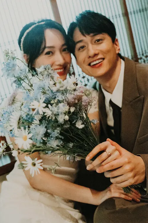 ▲劉俊謙（右）、蔡思韵（左）結婚了。（圖／MOM production limited 提供）