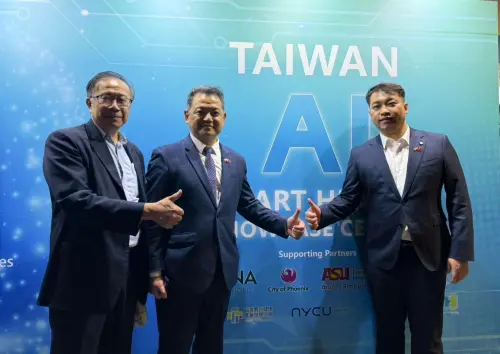 ▲四方合作協議簽署代表：鳳凰城Kate市長(右3)、亞利桑那州商務局Sandra總裁(左4)、亞利桑那州立大學Morton副總裁(左3)、滙嘉健康楊淑貞董事長(右2)。合影代表包括駐洛杉磯經濟文化辦事處紀欽耀處長(右4)、全國中小企業總會林倬立副理事長(左2)、鳳凰城Ann O’Brien副市長(右1)、鳳凰城Kesha市議員(左1)（圖／中華民國全國中小企業總會提供）