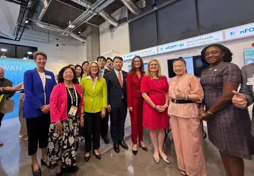 ▲圖說：全國中小企業總會林倬立副理事長(右1)、駐洛杉磯經濟文化辦事處紀欽耀處長(左2)與經濟組劉倫正組長(左1)於台灣 AI 智慧醫療展示中心前合影（圖／中華民國全國中小企業總會提供）